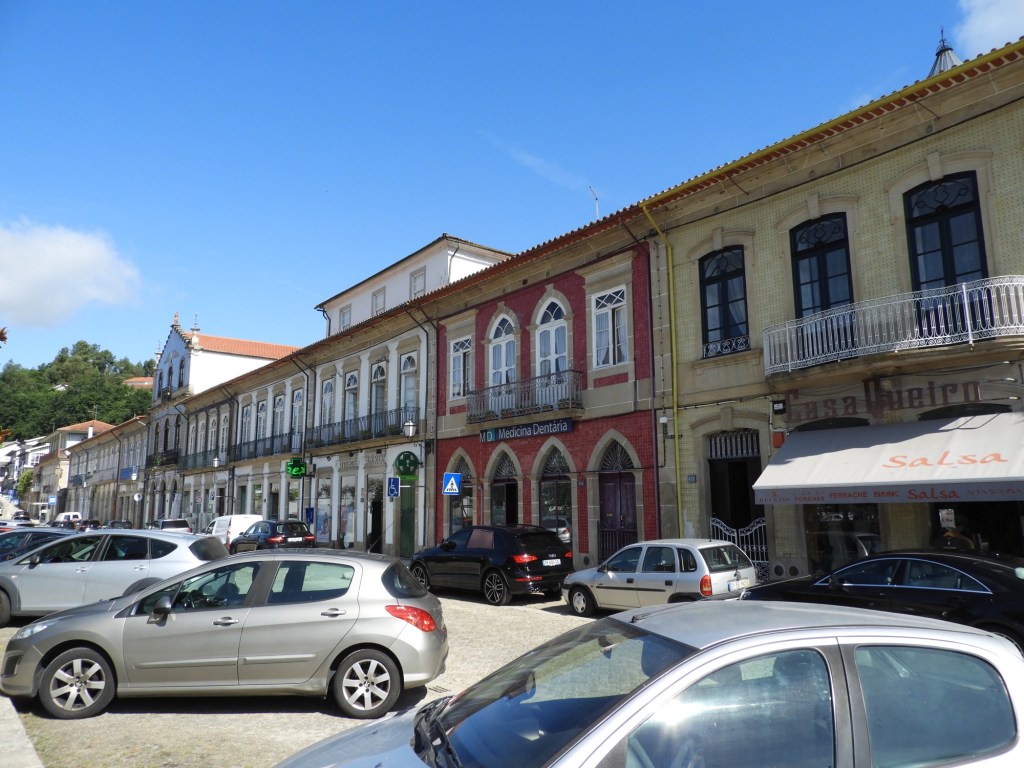 Statige gekleurde huizen op plein in Cabeceiras.