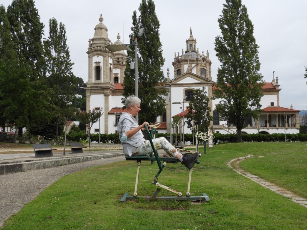 Toeriste op fitness-toestellen in Cabeceiras.