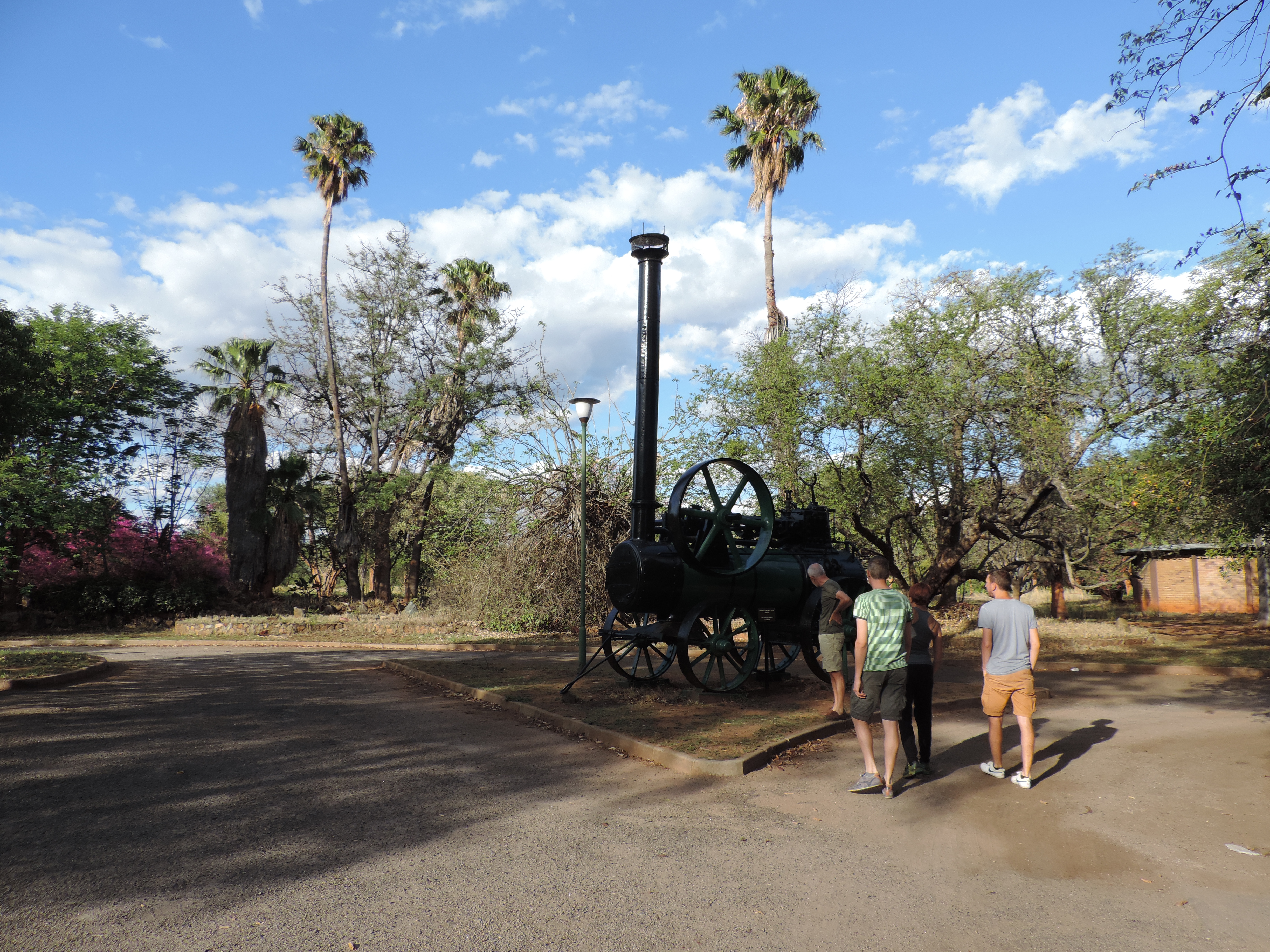 Toeristen bij oud stoomlocomotiefje.