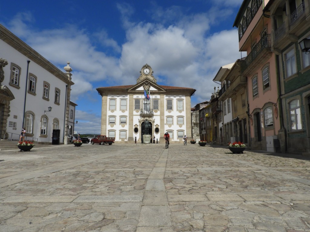 Praça de Camões in Chaves met wit stadhuis en klok.
