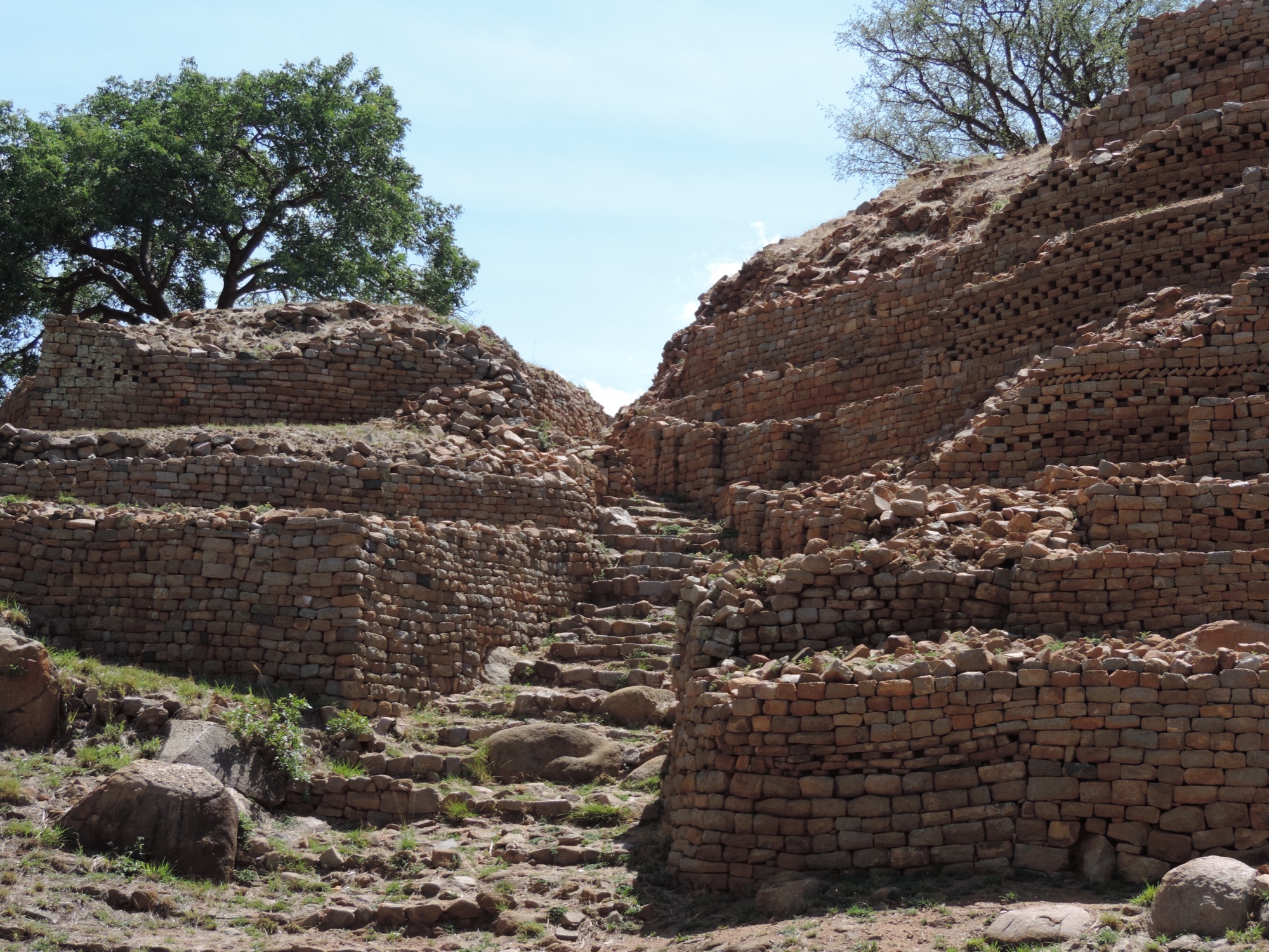 Khami: trap tussen muren van gestapelde stenen.