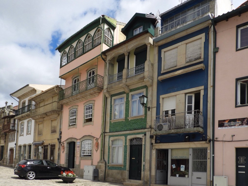 Gekleurde huizen van twee verdiepingen in Chaves. 