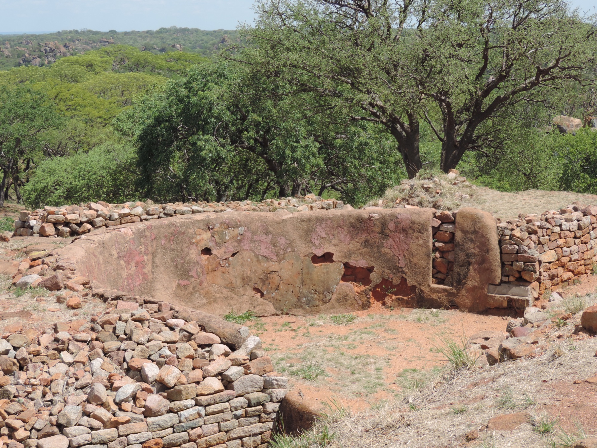 Halfronde constructie met gespaelde stenen.