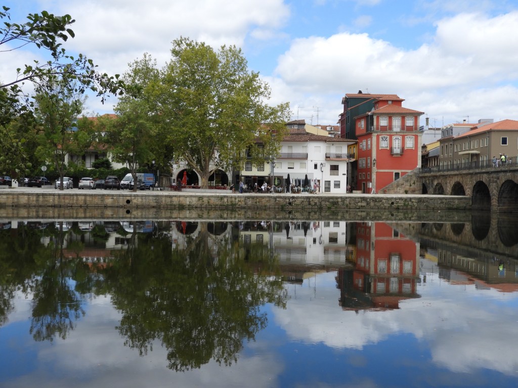 Huizen langs de rivier in Chaves.