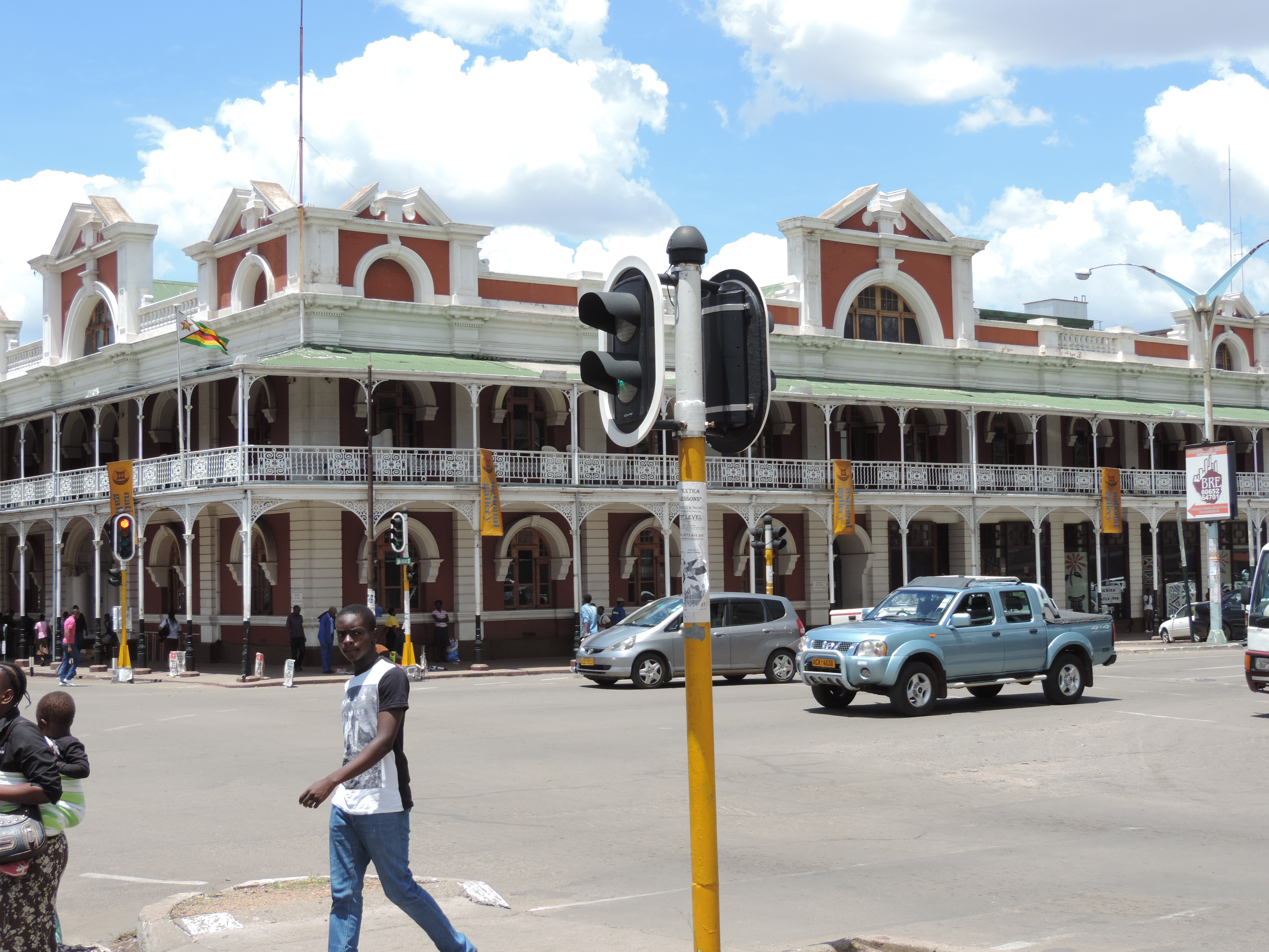 Wit hoekgebouw, gelijkvloers + 1 verdieping, wit.