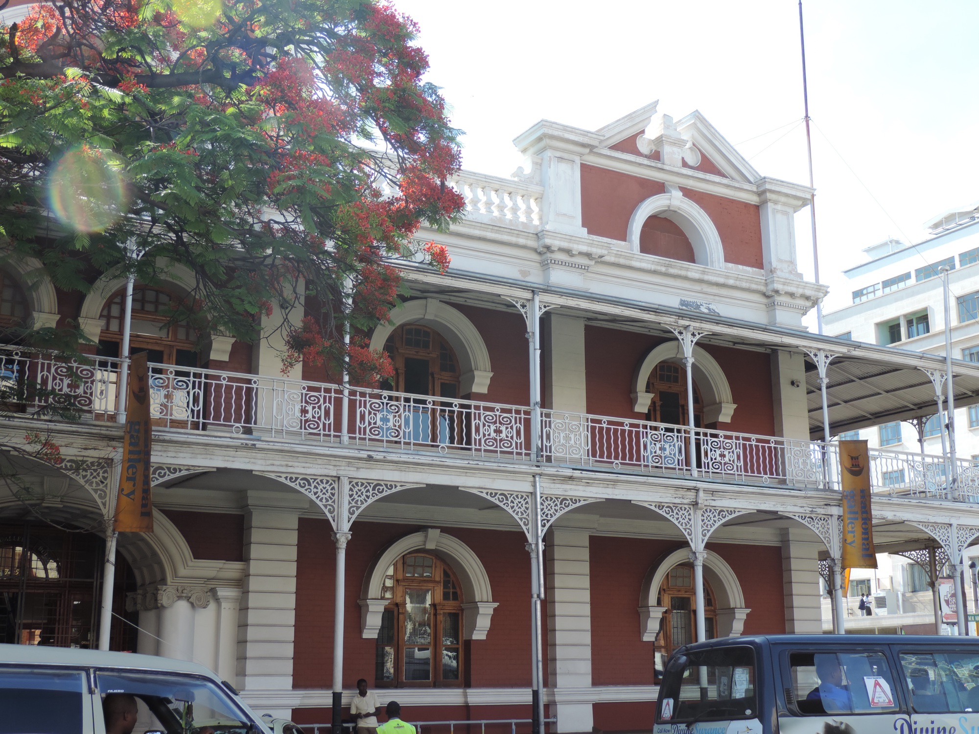 Okerrood gebouw met twee verdiepingen in Bulawayo.