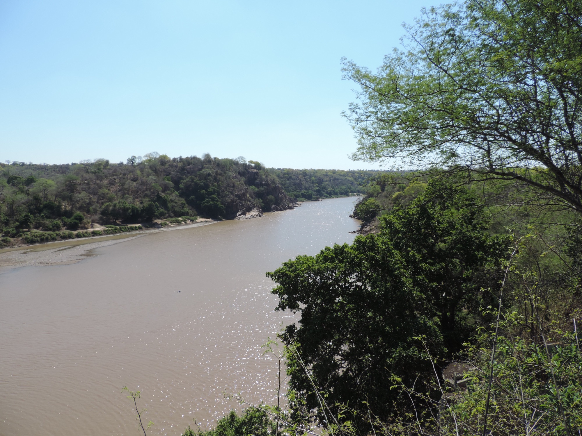 Bruine rivier in de diepte.
