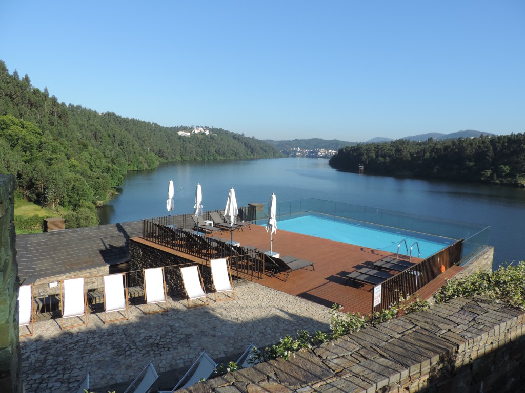 Zwembad met zonnedek aan de rand van de Douro-rivier. 