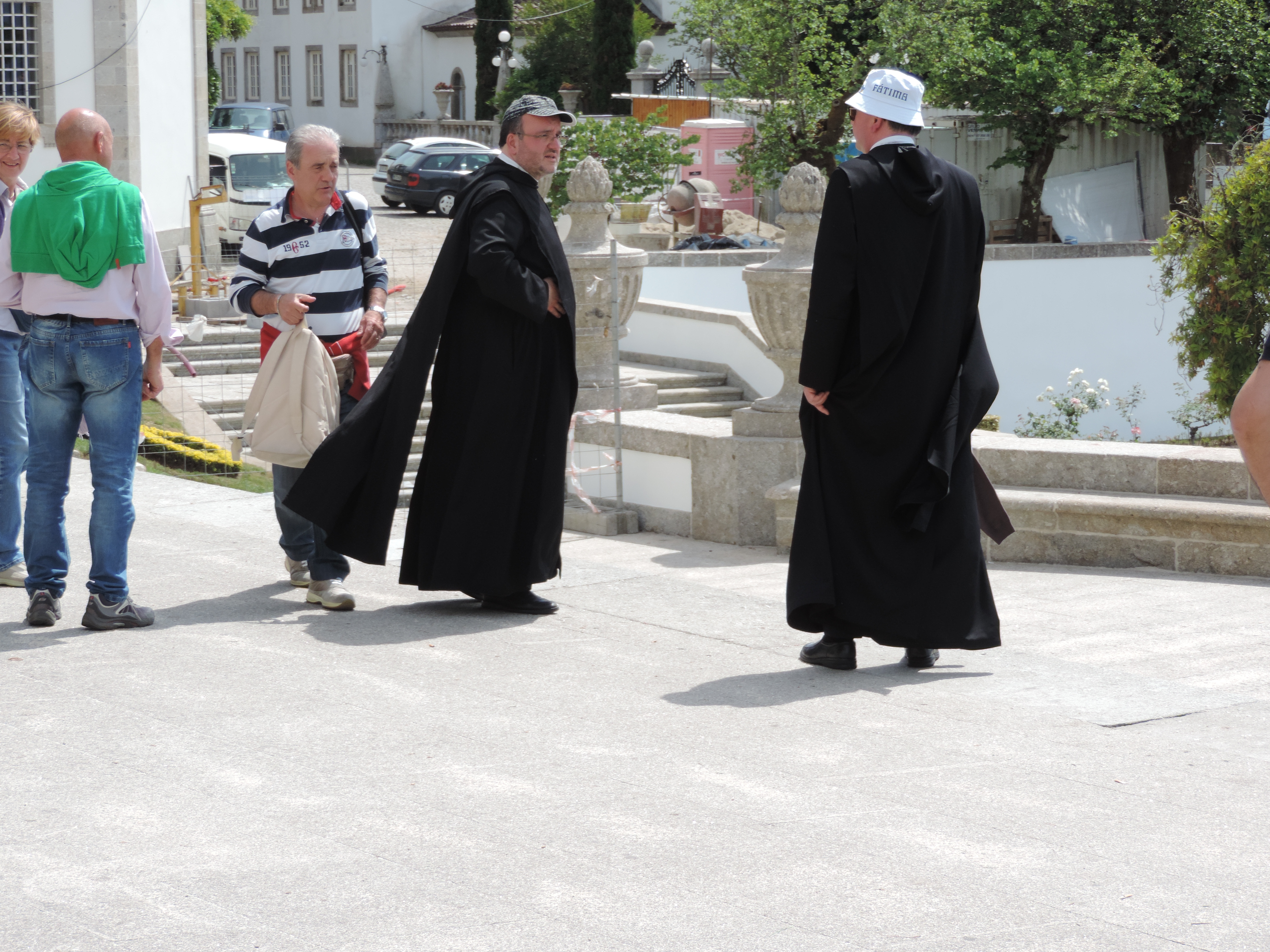 Twee pastoors in zwart habijt.