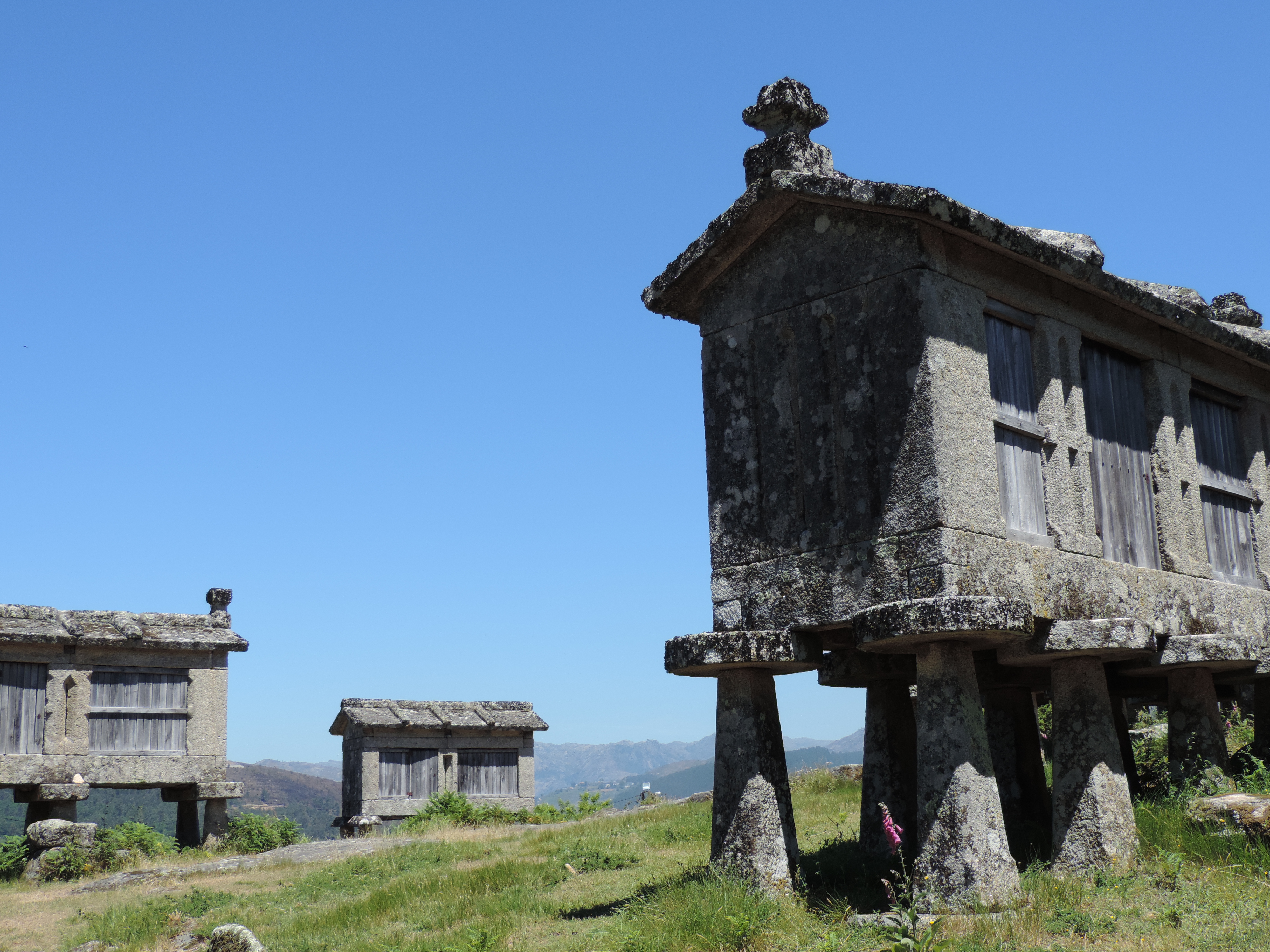 Grijze stenen silo op palen.