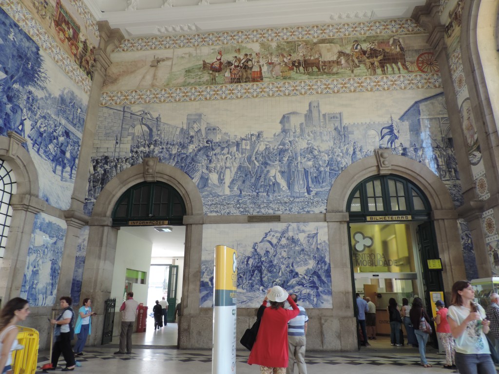 Interieur van stationshall met grote azulejos en beschilderde muurtegels.