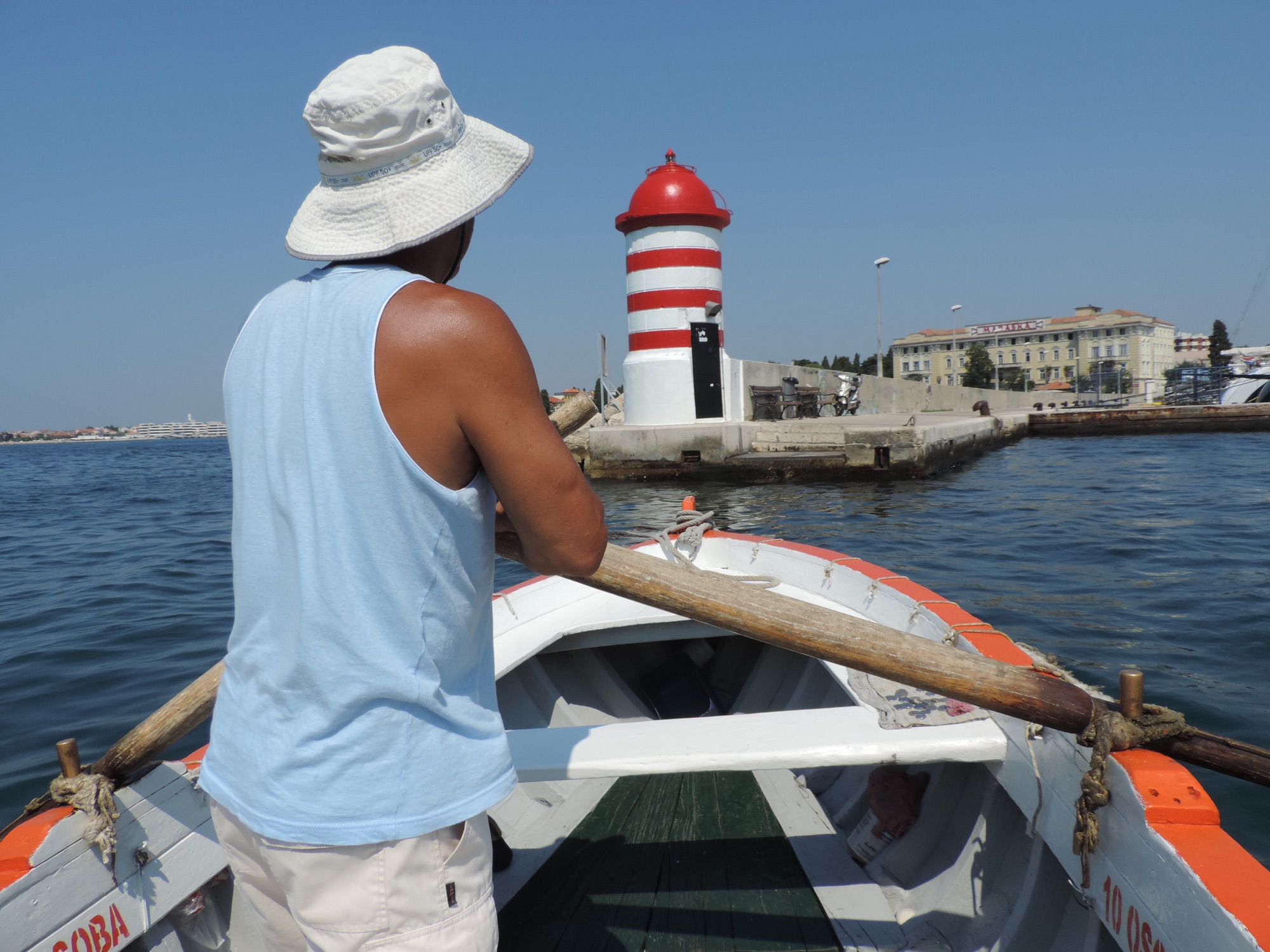 Veerman op voorsteven van bootje.