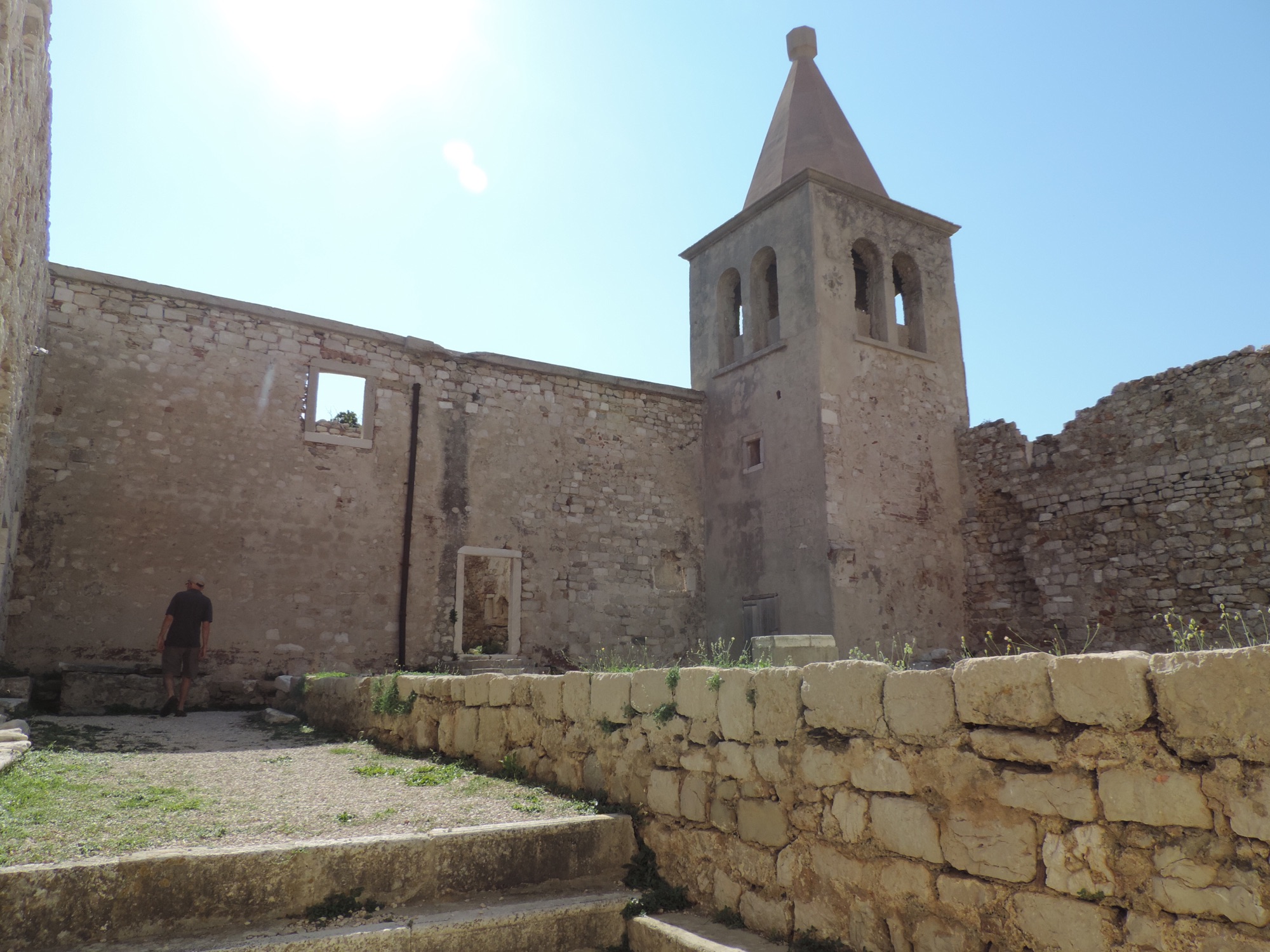 Muur en kerktoren van Stari Grad Pag.