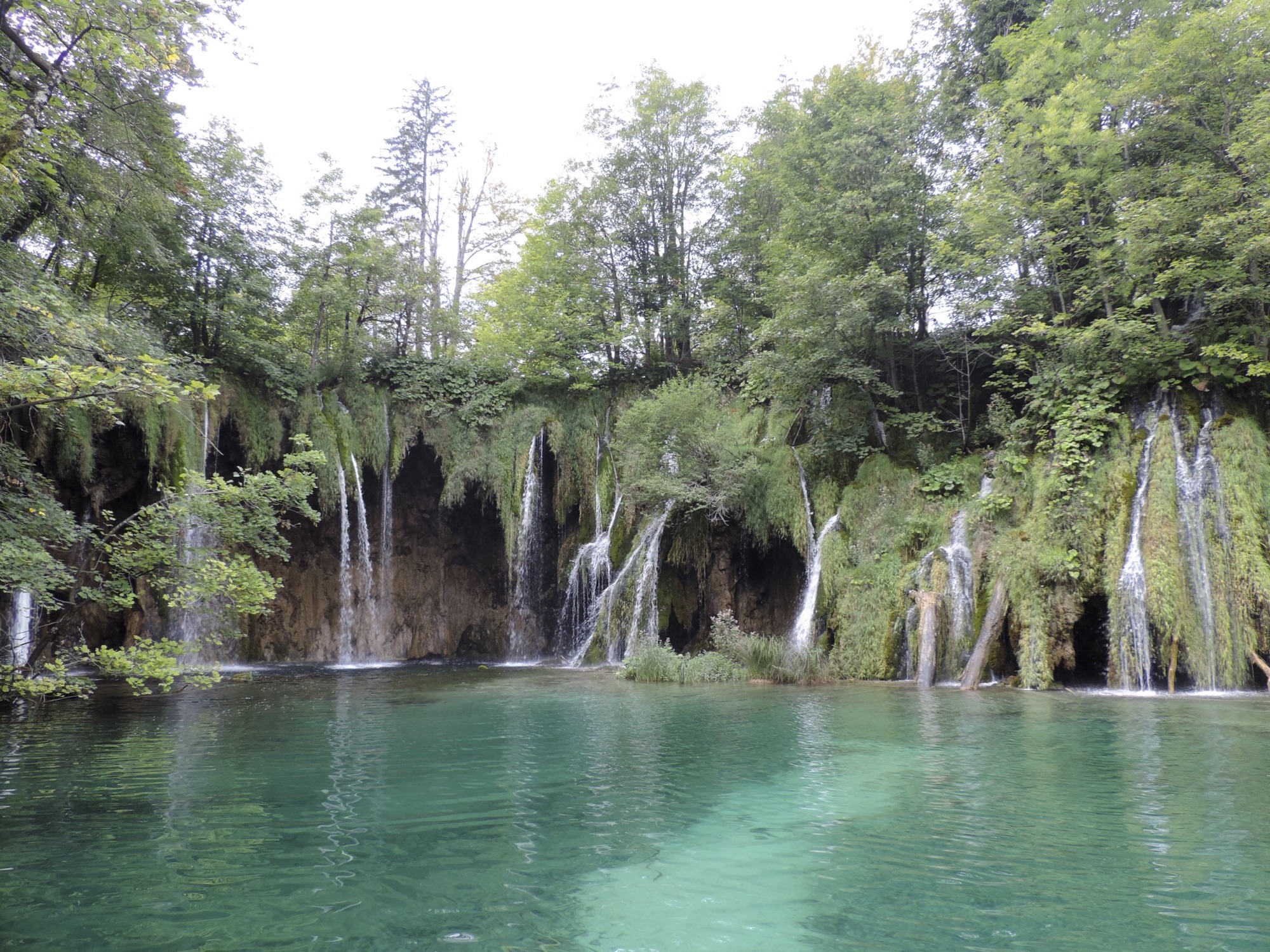 Meertje met invallend water vanaf een plateau.