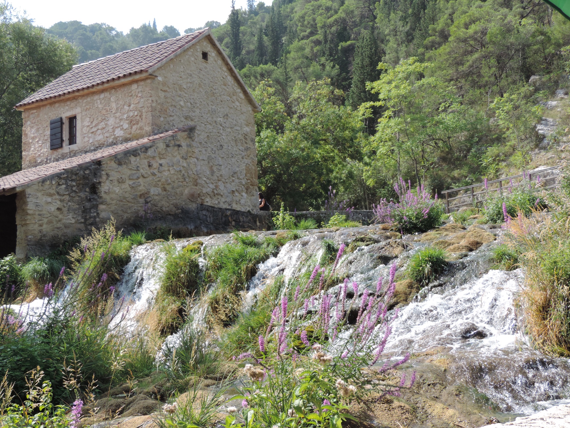 Huis naast waterval.