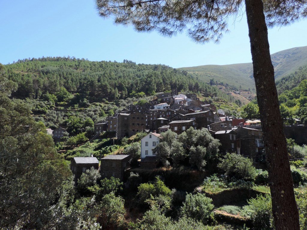 panorama van Piodão beneden tussen groen.