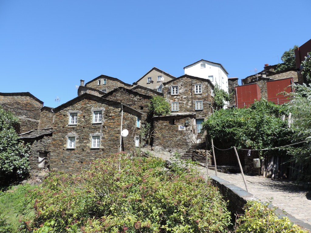 Piodão: grijze huisjes tegen helling.