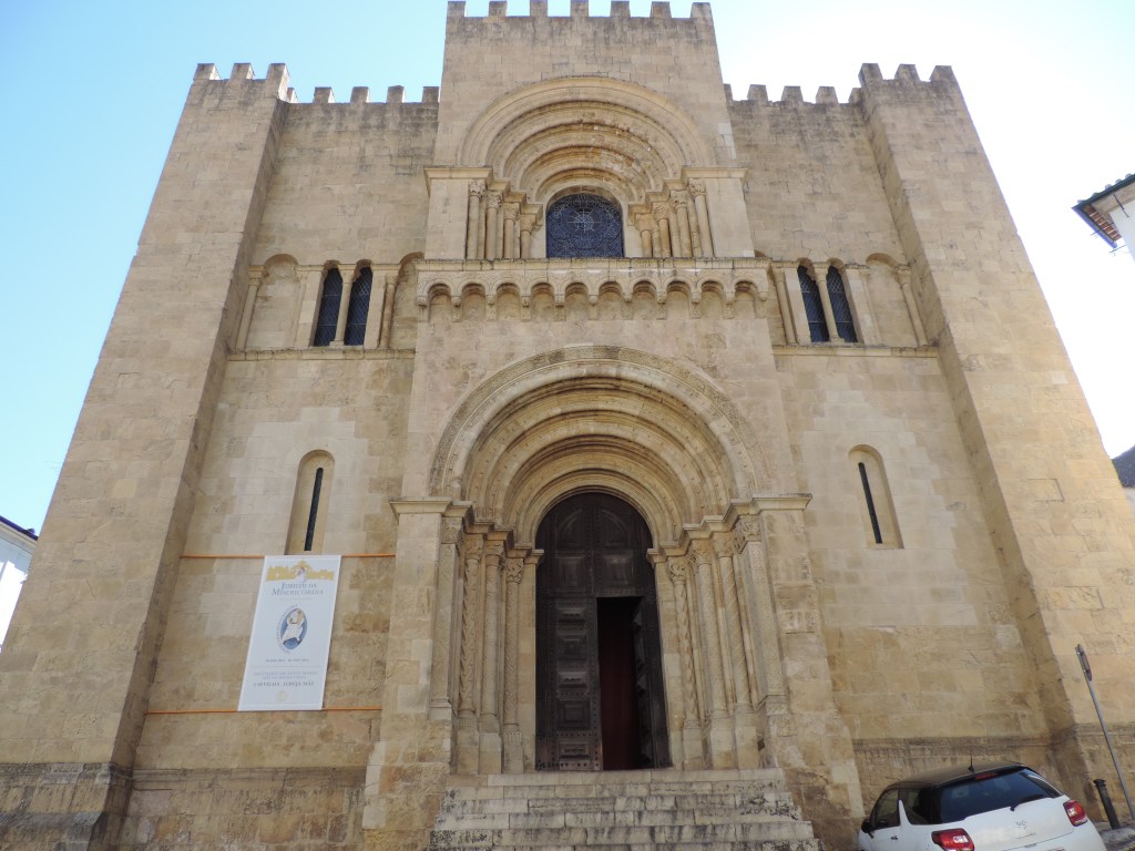 Voorgevel kathedraal: ronde bogen en kantelen.