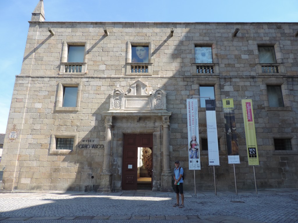Viseu: grijze gevel van museum Grão Vasco.
