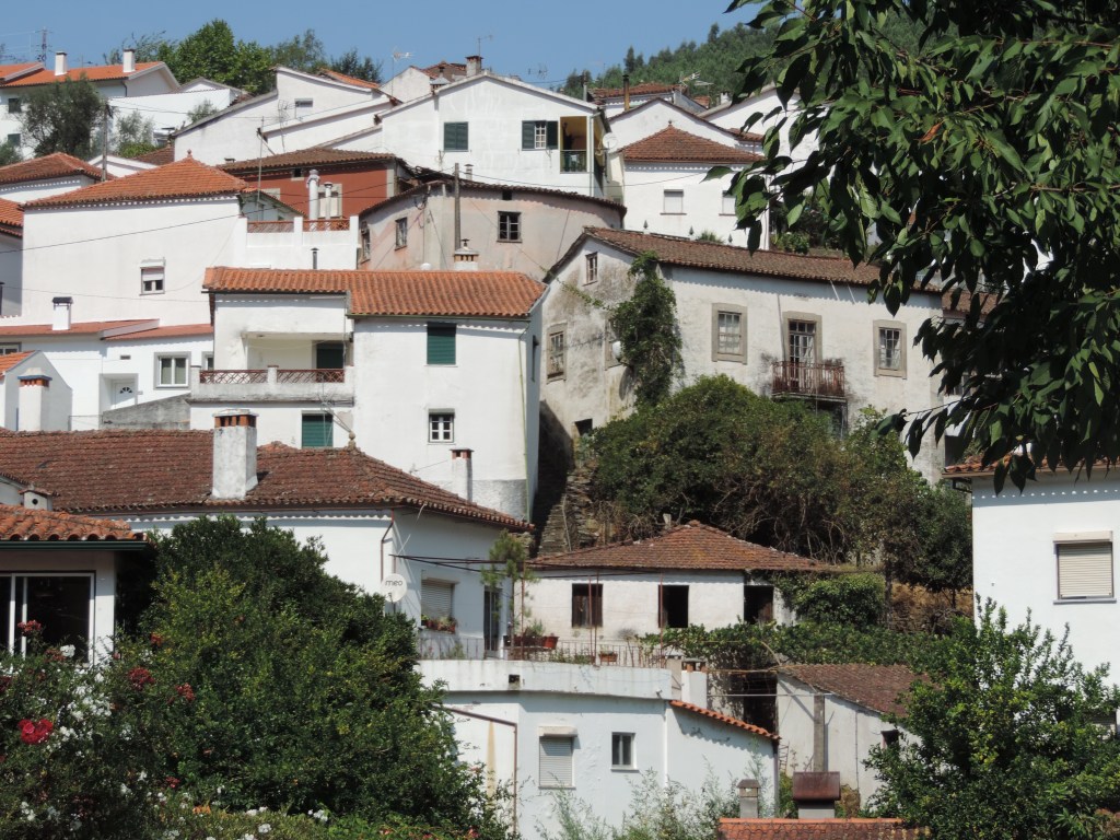 Witte huizen van Benfeita op helling.