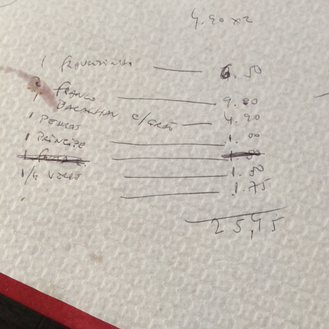 Rekening, gekribbeld op wit, papieren tafellaken.