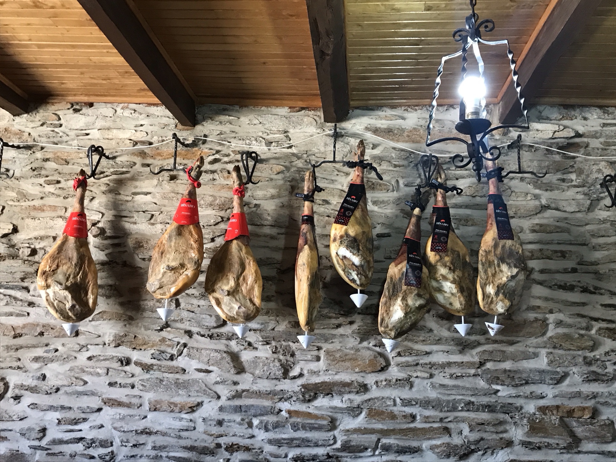 Drogende hammen aan plafond. 