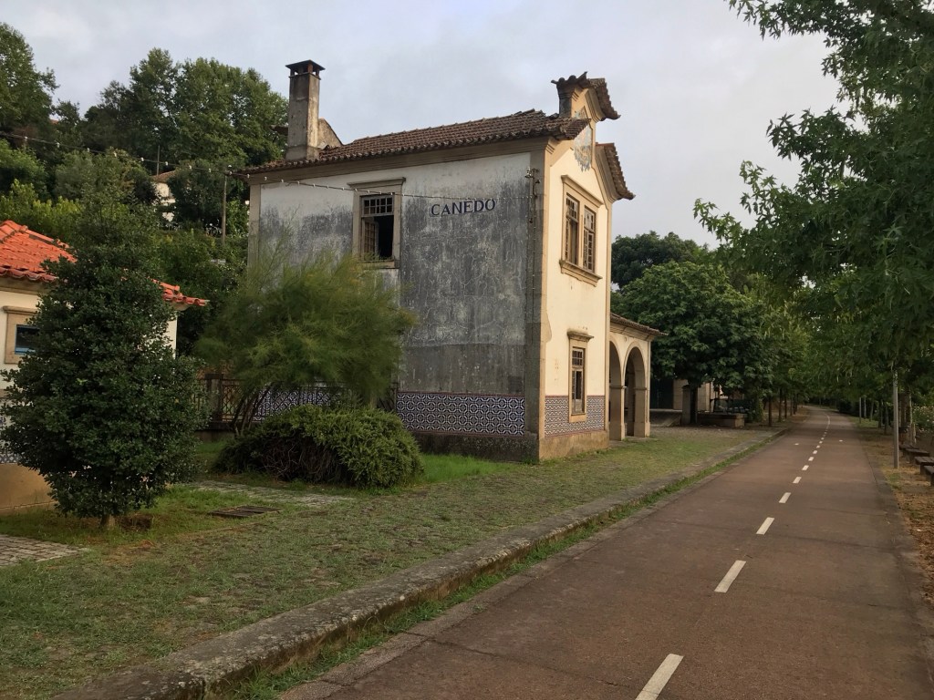 Stationnetje van Canêdo naast breed fietspad.
