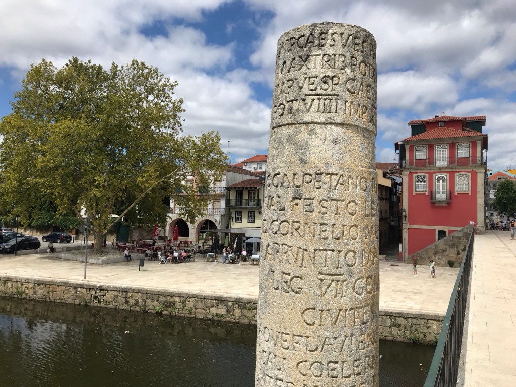 Paal met Latijnse ingebeitelde tekst aan de brug in Chaves.