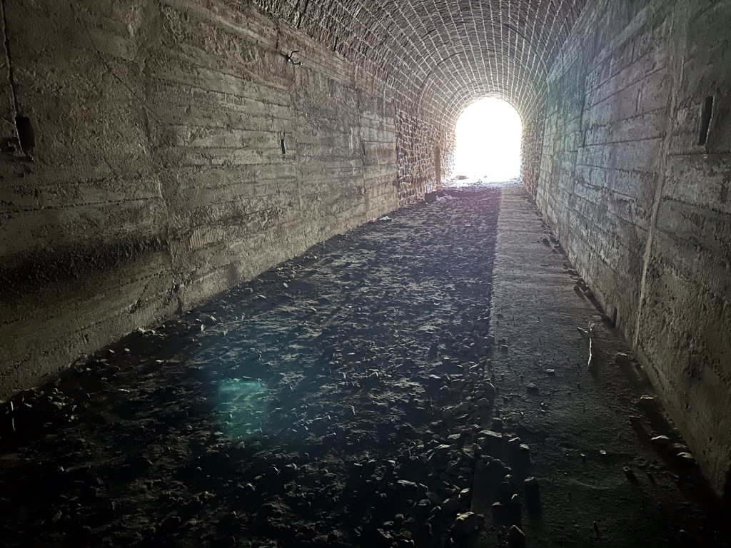 Spoorwegtunnel binnenin. 