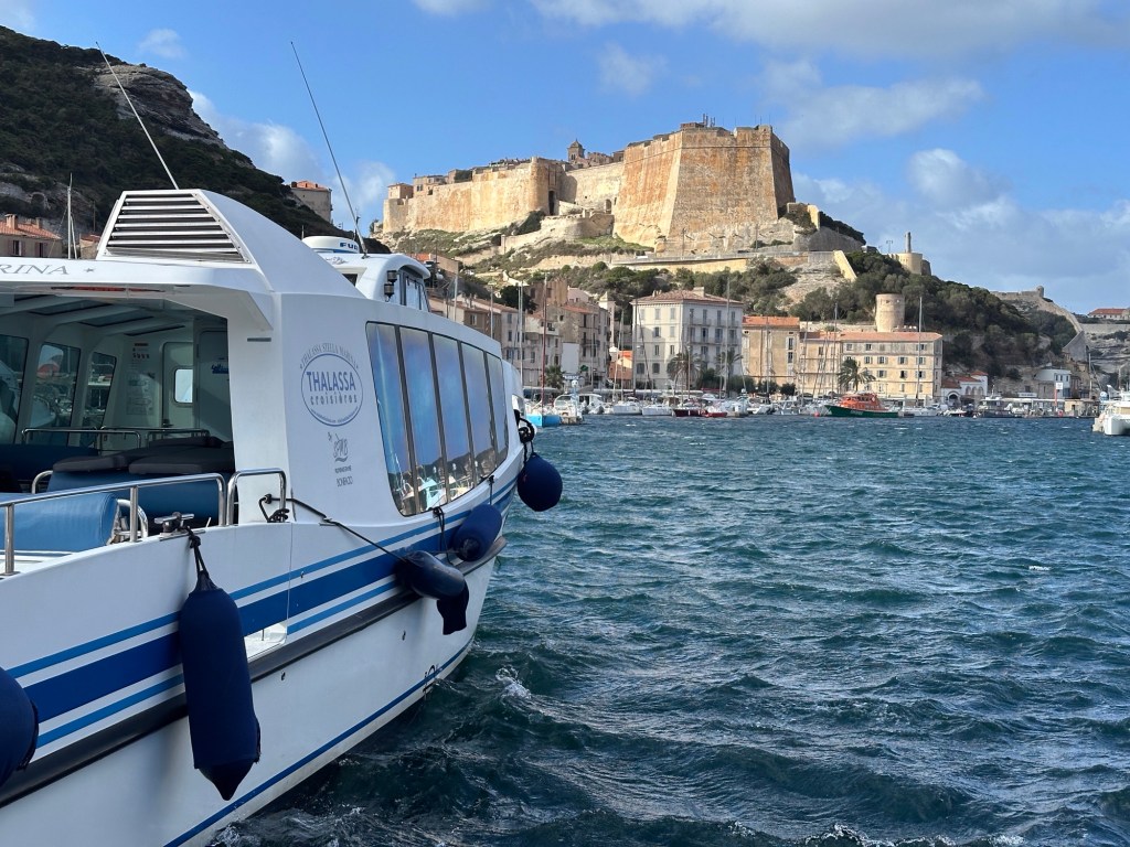 Bonifacio vanaf de haven gezien. ​