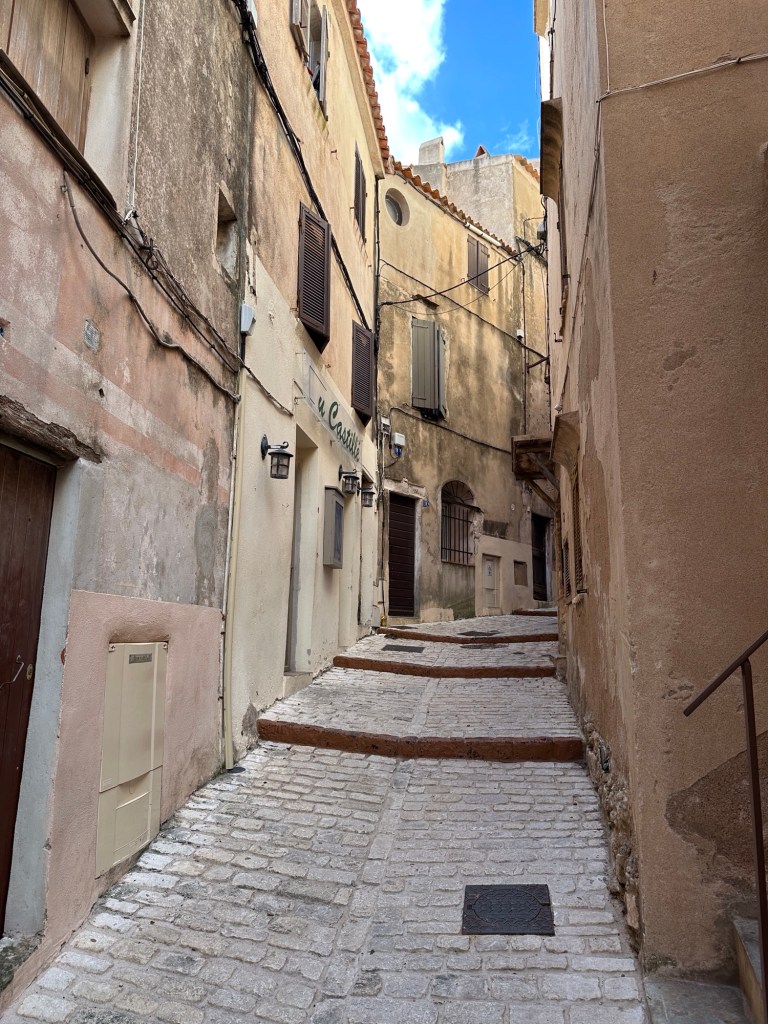 Smal straatje in Bonifacio. 
