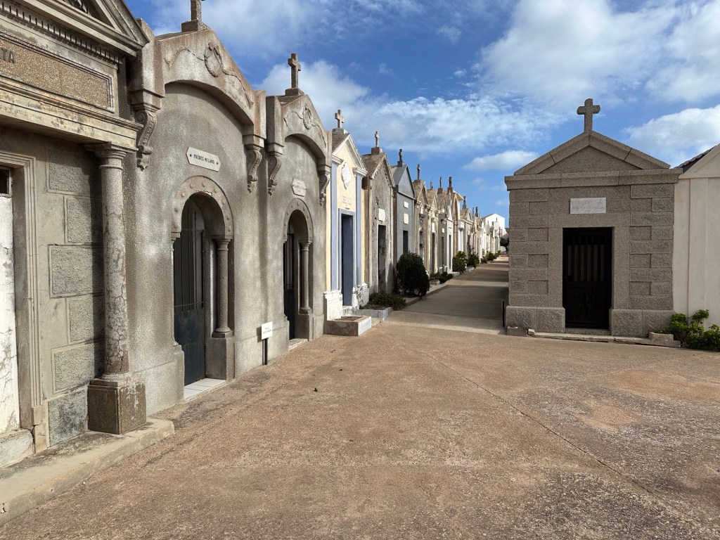 Straat met grafkapellen op kerkhof. 