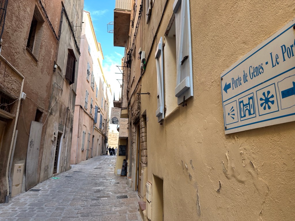 Smalle, geplaveide straat in Bonifacio. 