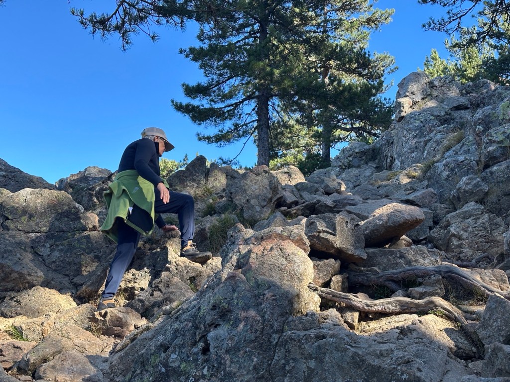 Toeriste stapt omhoog op de rotsen. 