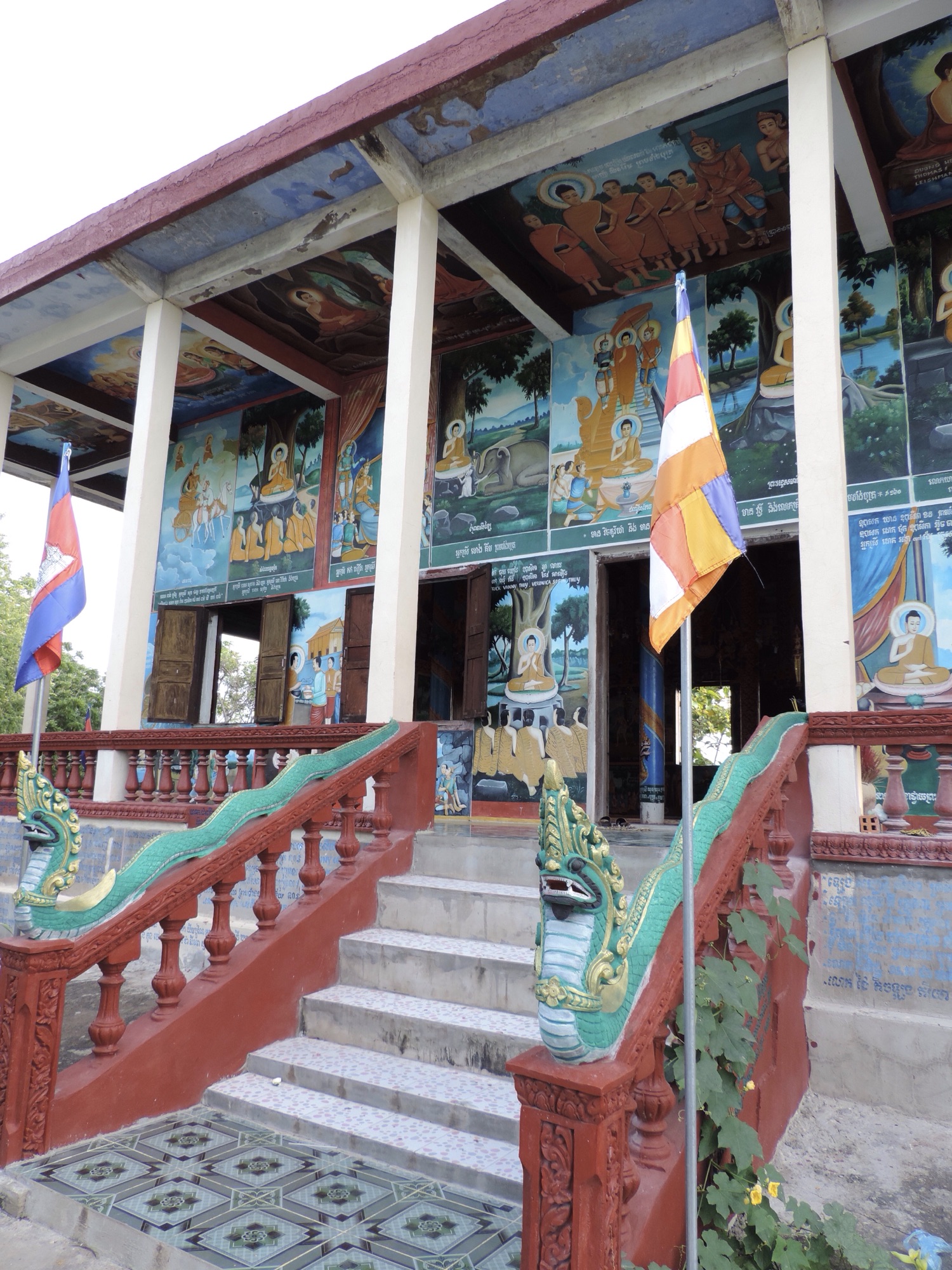 Kleurrijke ingang van boeddhistische tempel. 