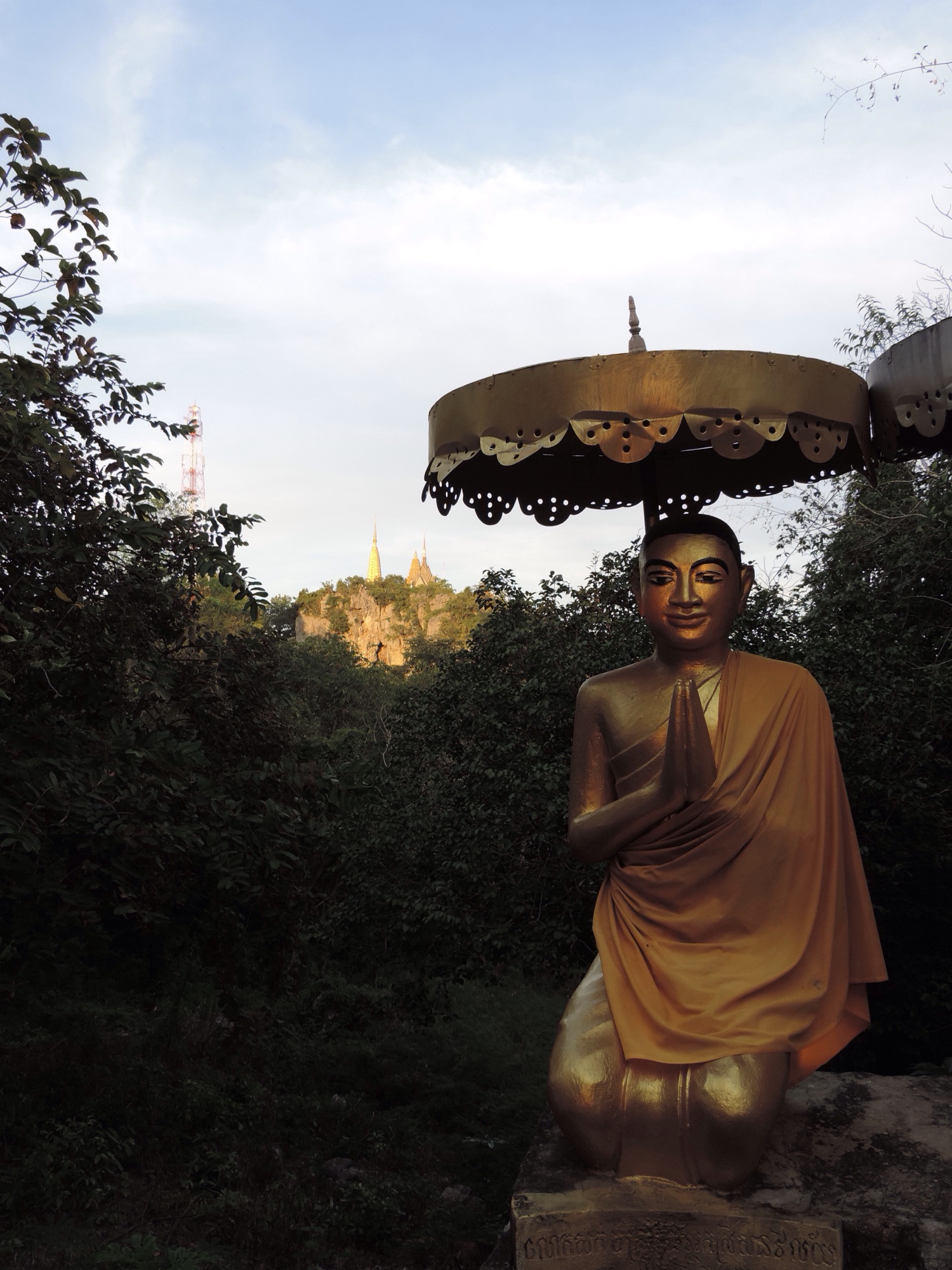 Gouden Boeddha-beeld met parasol.