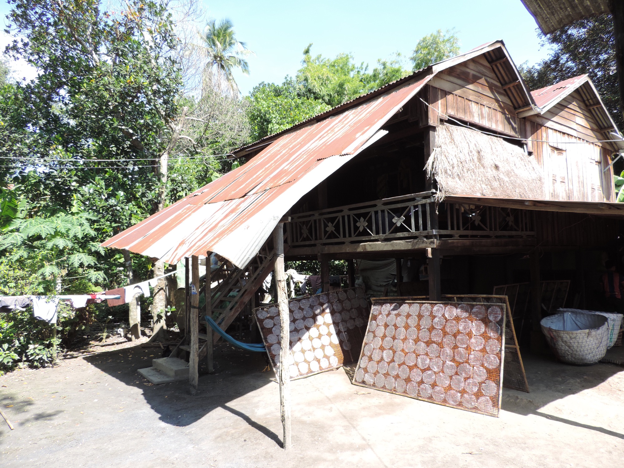 Drogende rijst-wraps onder open afdak.