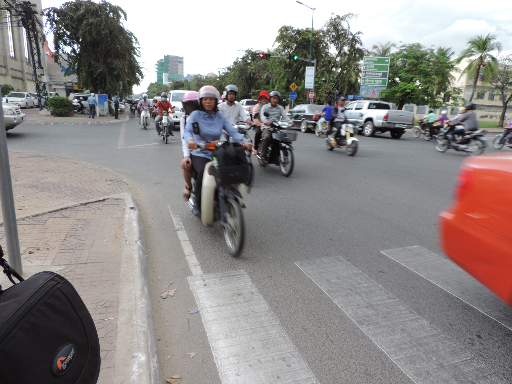 Tientallen motorrijders aan zebrapad.