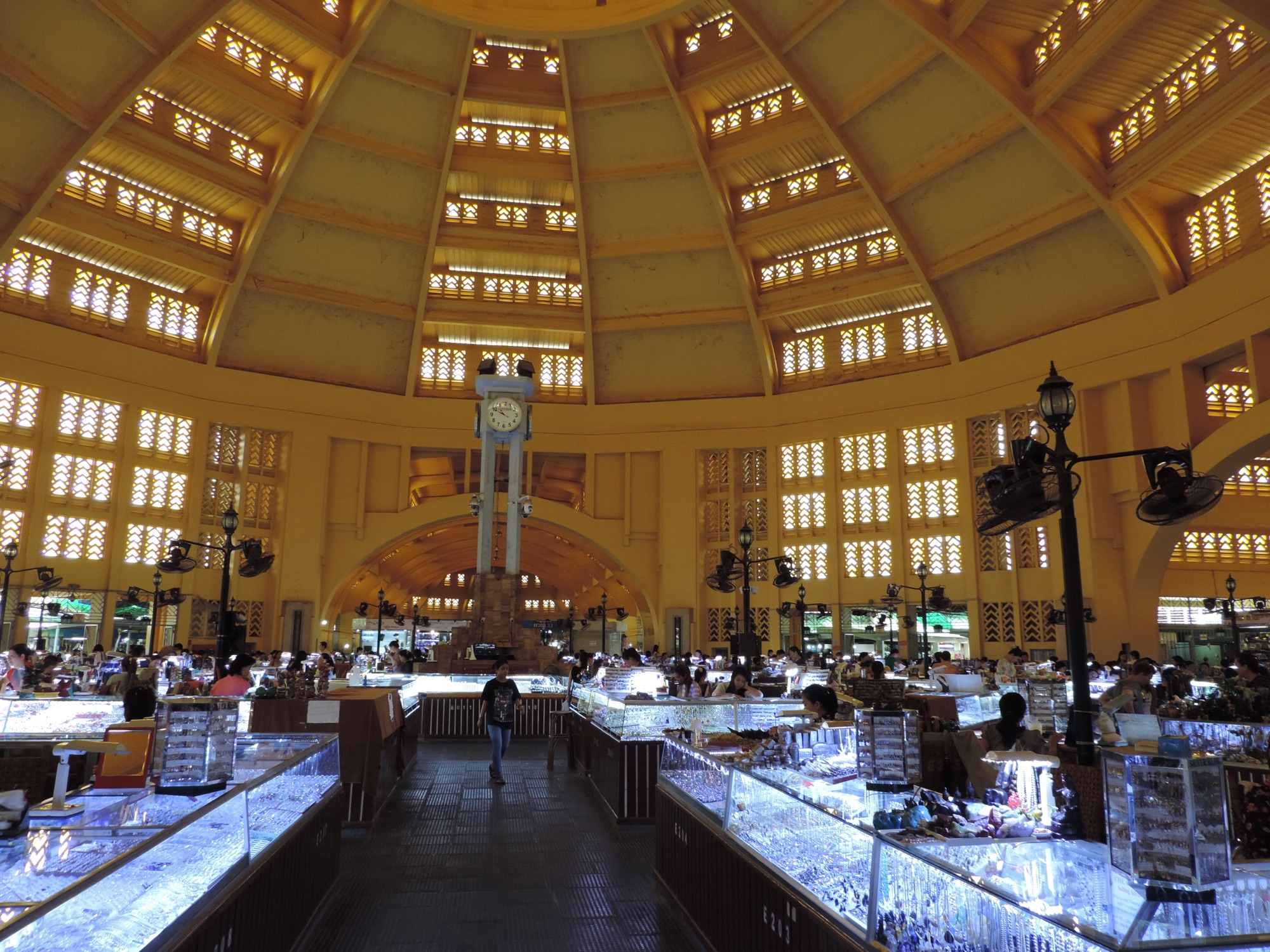Beige koepel van de centrale markt in Phnom Penh.