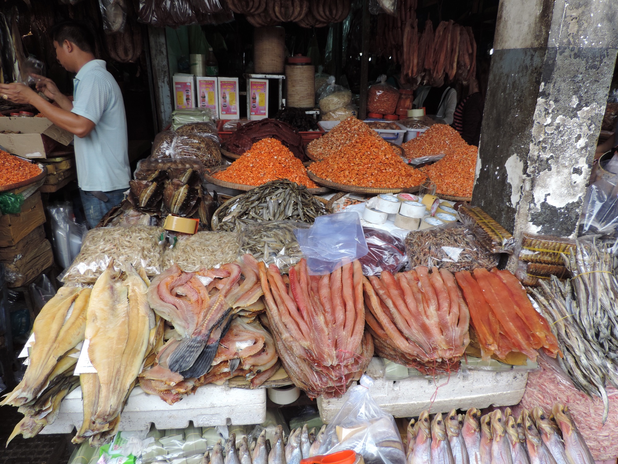 Viskraam met gedroogde vissen in verschillende kleuren.