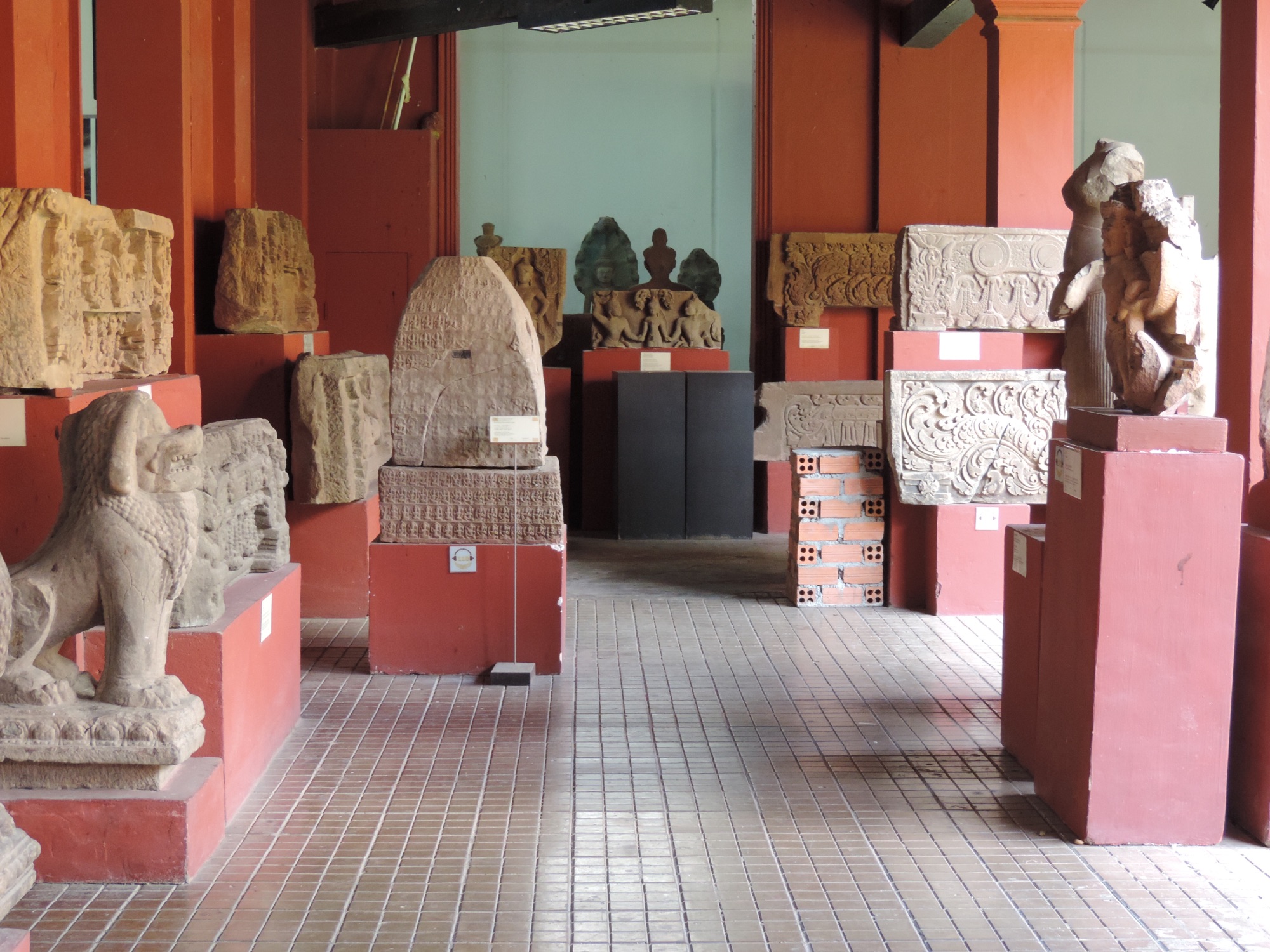 Binnenaanzicht museum met verschillende beelden.