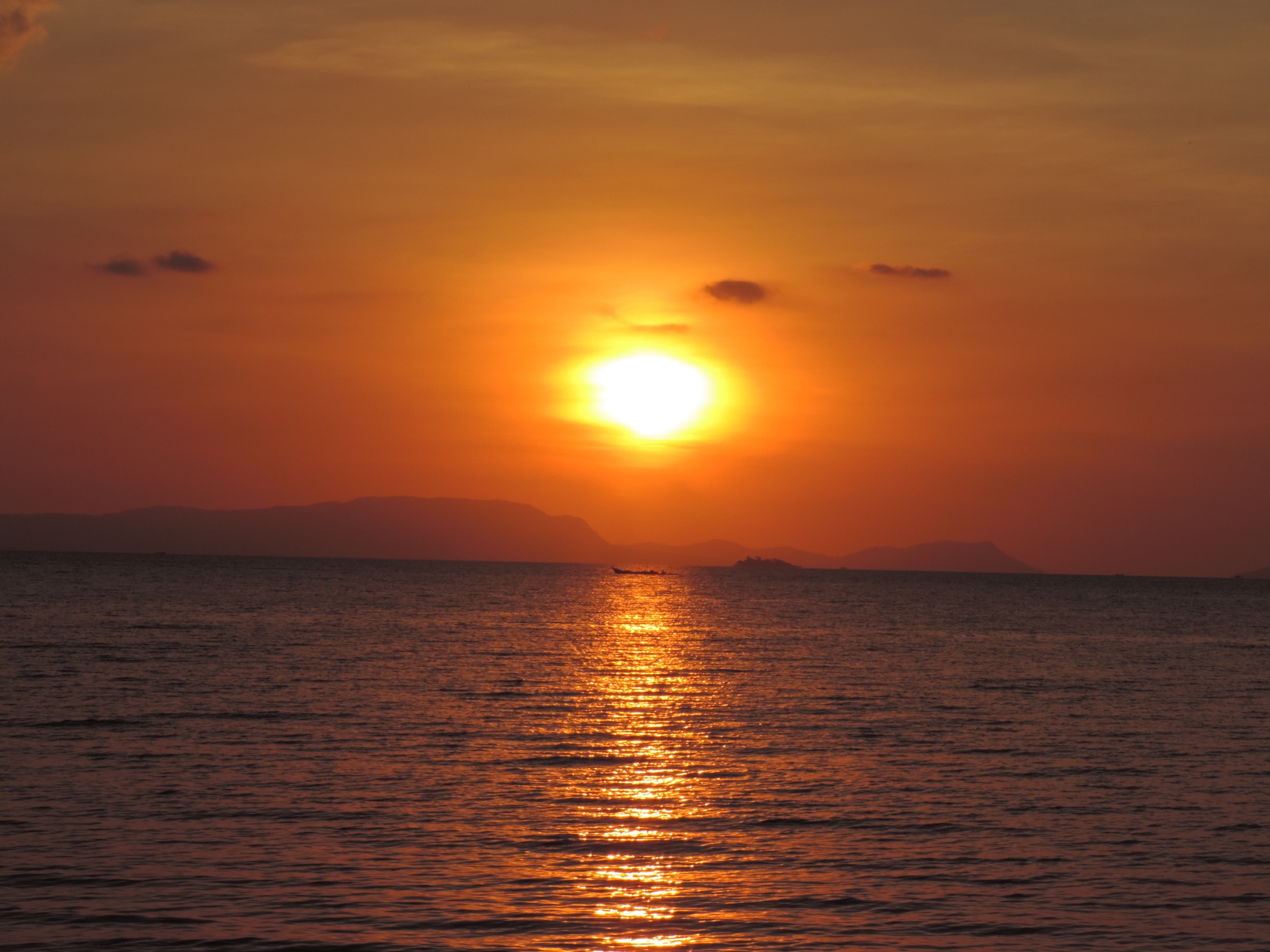 Zonsondergang over zee.