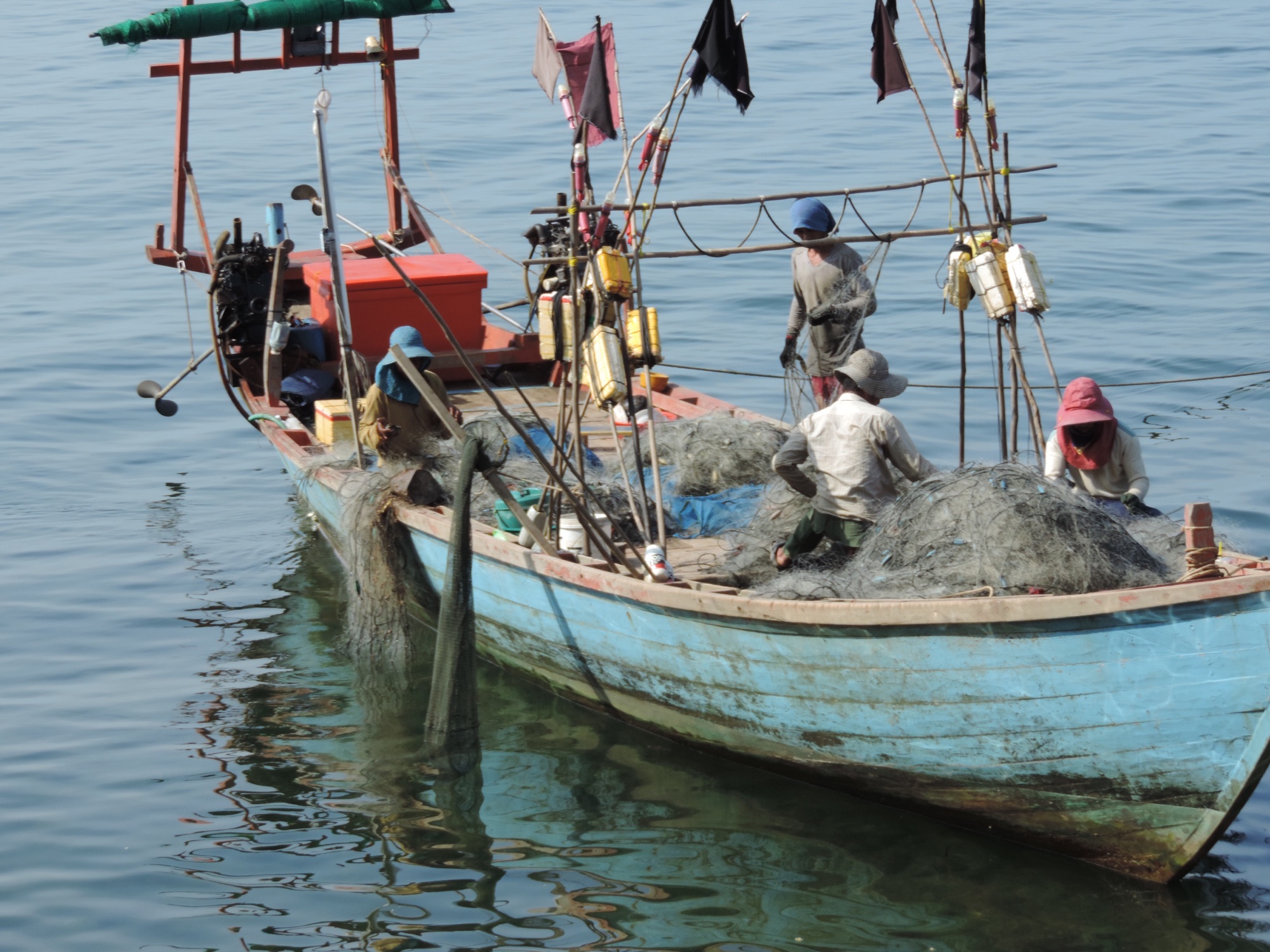 Houten vissersboot met visnetten.