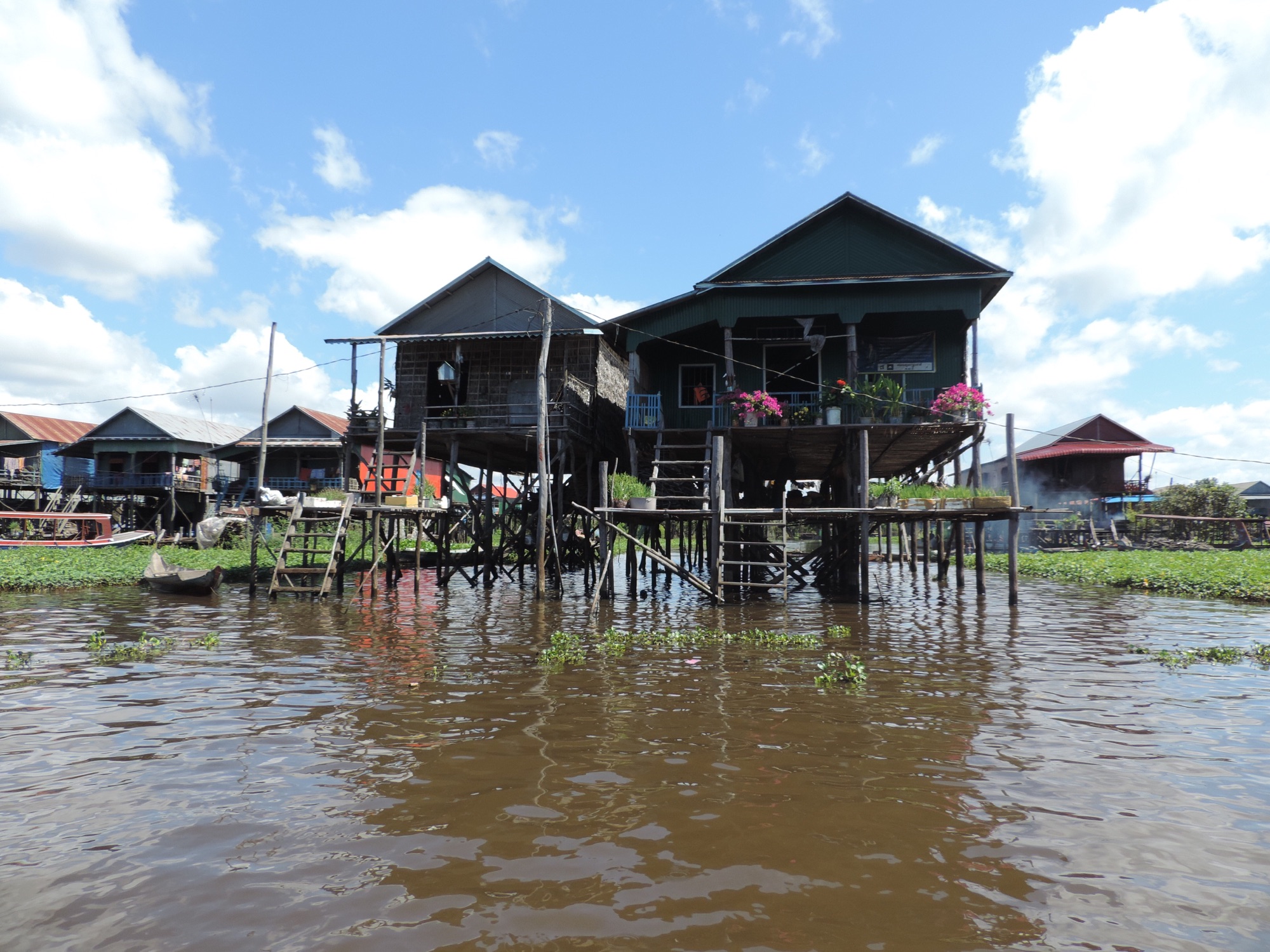 Twee houten paalwoningen in het meer.
