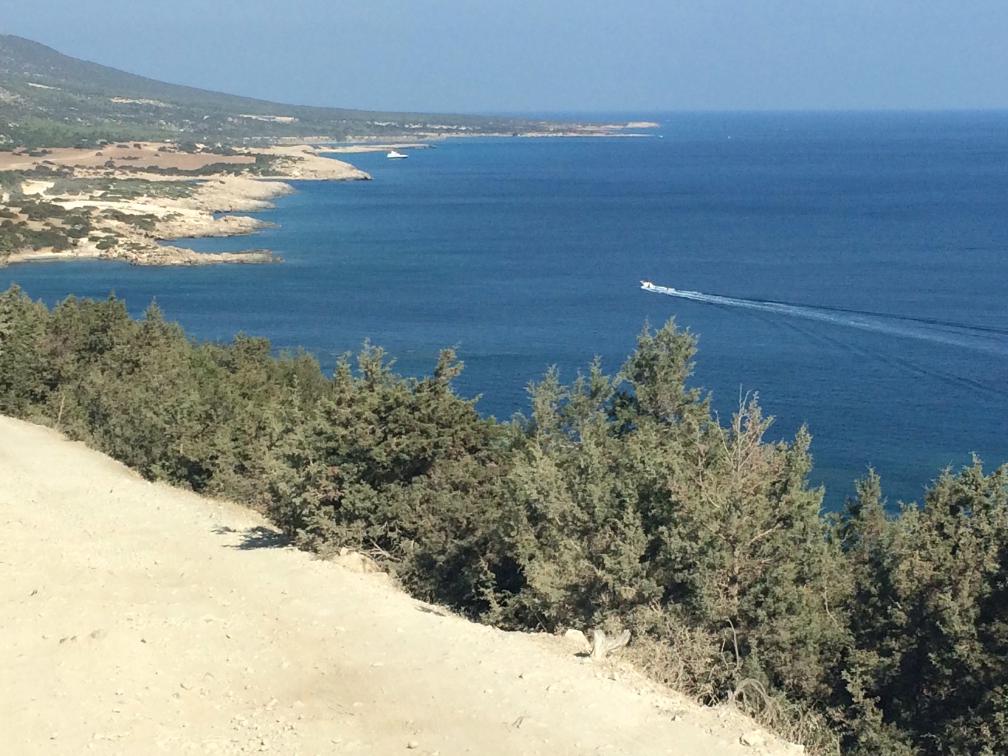 Baai met witte grindweg aan ravijn.