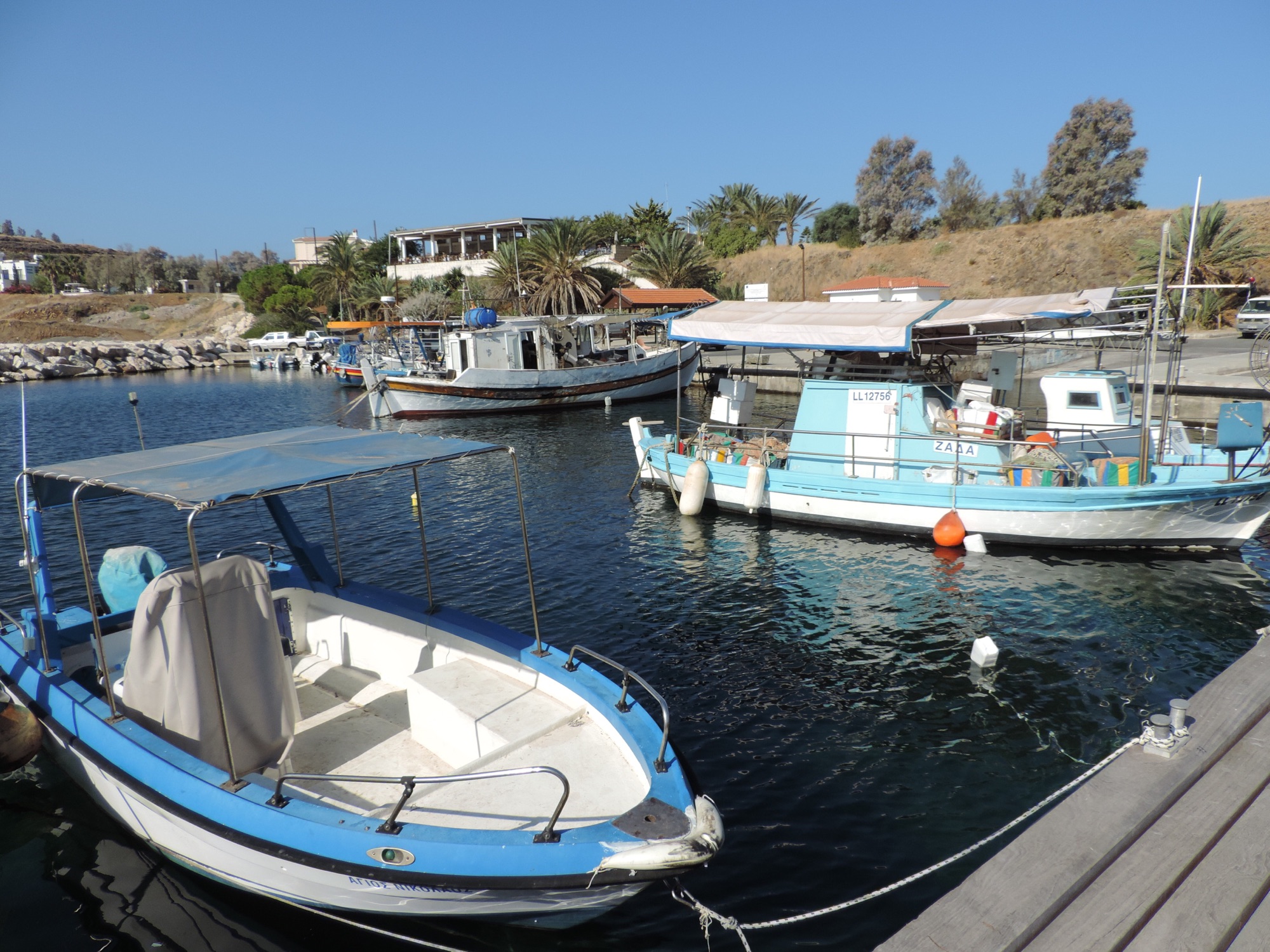 Bootjes in haven van Polis.