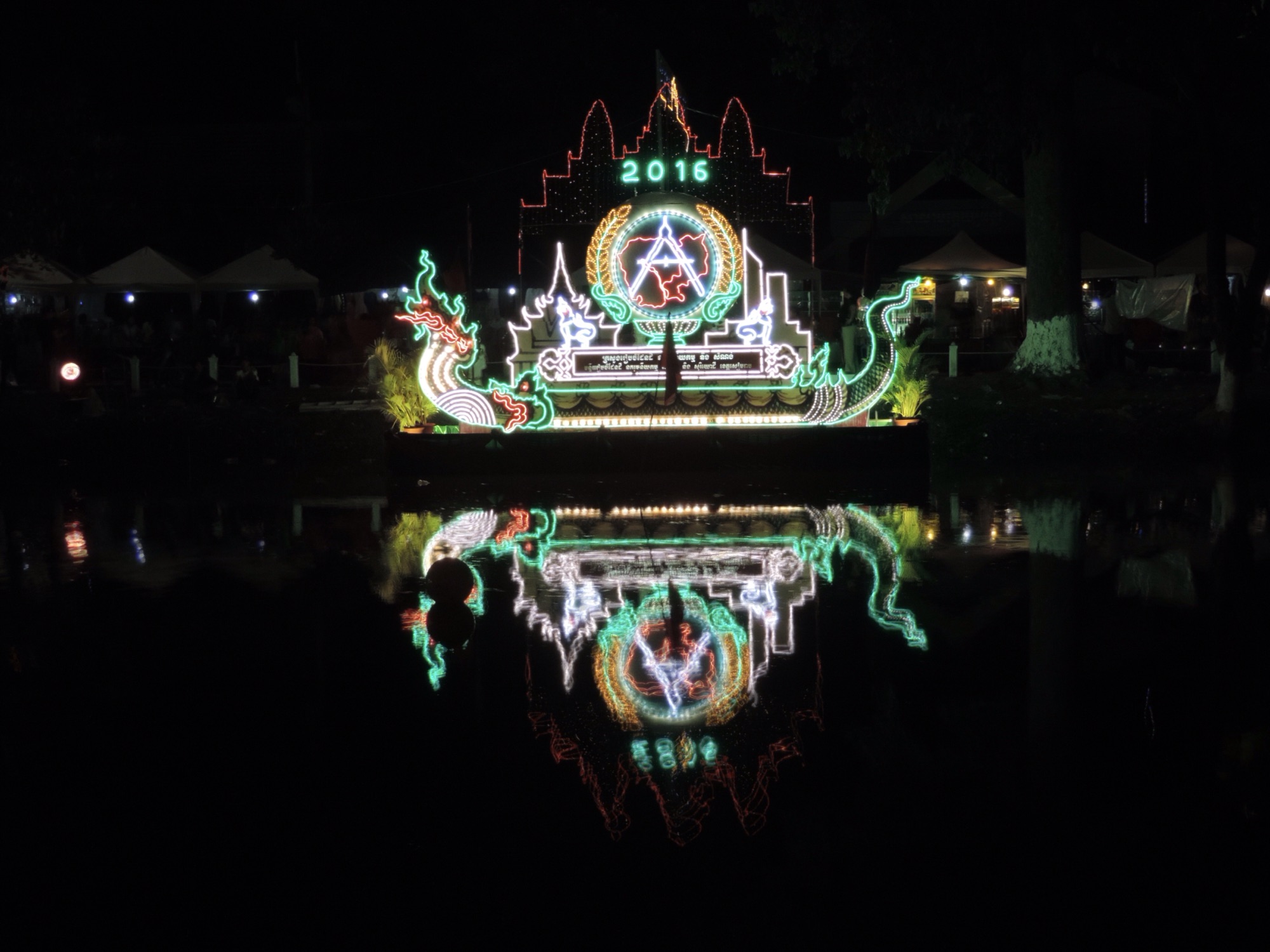 Verlichte praalboot ‘s nachts op de rivier.