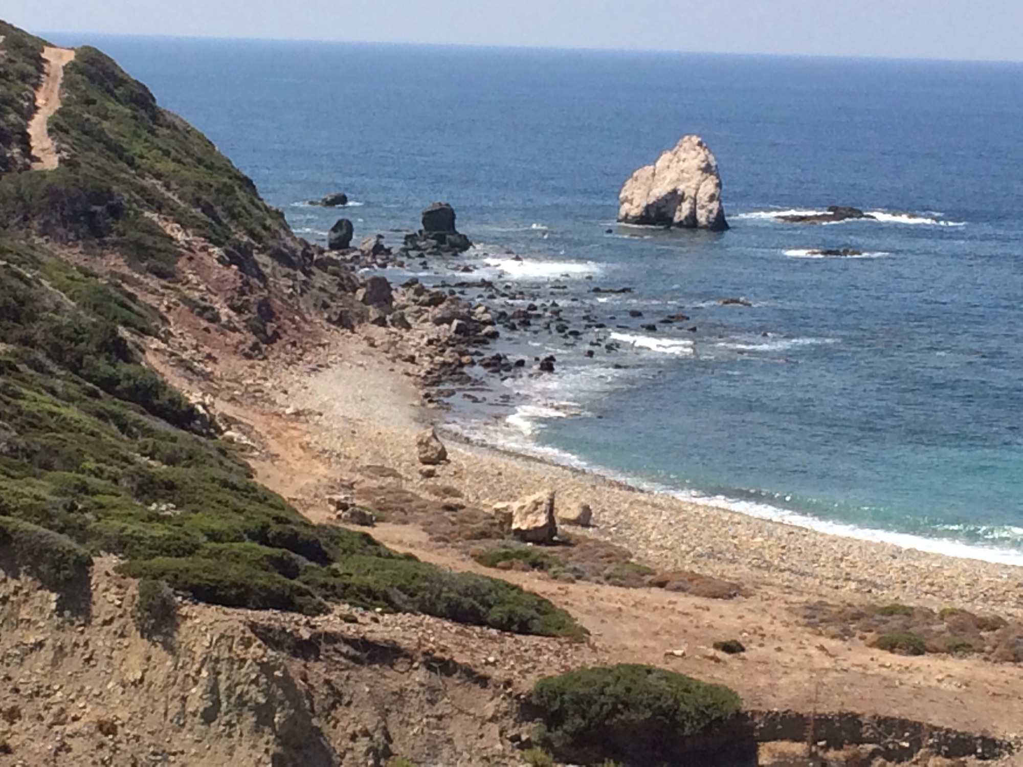 Lara beach, baai met rotsen.