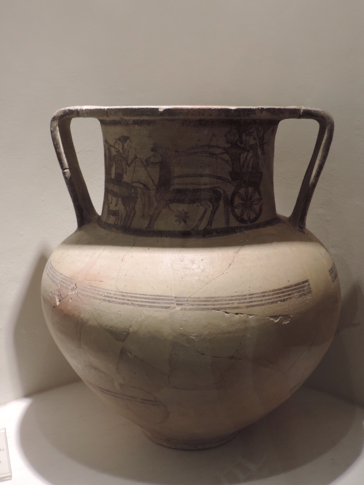 Beige vaas, brokstukken opnieuw gelijmd.