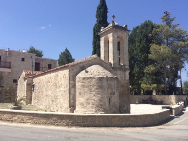 Kerkje op dorpsplein.